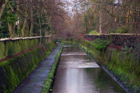 This image courtesy of www.geograph.org.uk, has a caption that reads: The River Rea alongside Cannon Hill Park, Birmingham This section of the Rea is canalised, and has a walkway alongside that nobody uses, people preferring to walk through the park instead.