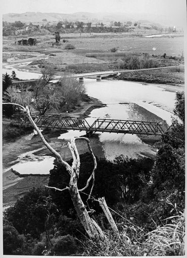 Old and new Raumai Bridge 1973.jpg